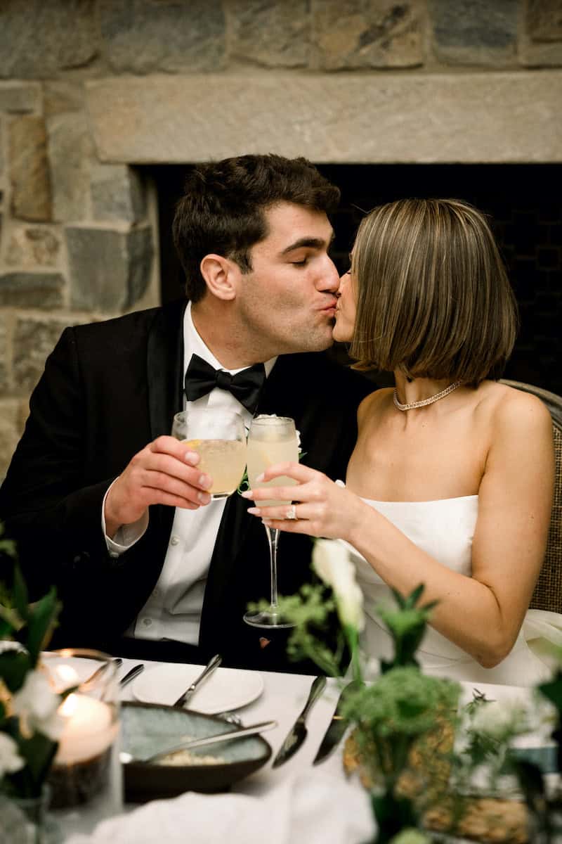 couple kissing