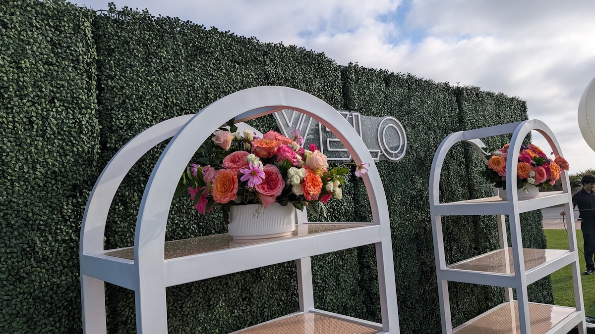 Flower statement pieces with cosmos and garden roses by Flower Duet